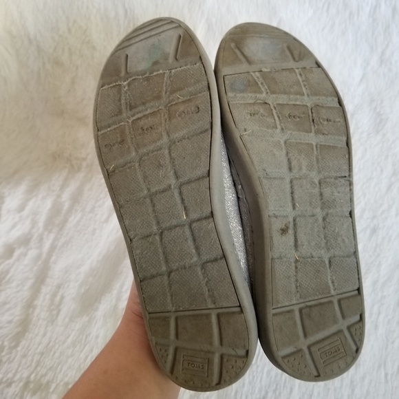 TOMS | Girl's Silver Slippers - Picture 2 of 4